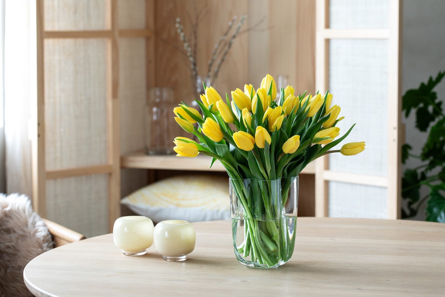 Interi&oslash;r- og blomsterbilde med klikkbare elementer